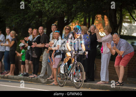 Wimbledon Hill, Londres, Royaume-Uni. Le 31 juillet 2016. La London Surrey Classic professional road Race atteint la dernière montée de la journée à Wimbledon Hill à 16 kilomètres de la ligne d'arrivée sur le centre commercial. Geraint Thomas de l'équipe Sky mène à Wimbledon. Credit : sportsimages/Alamy Live News. Banque D'Images