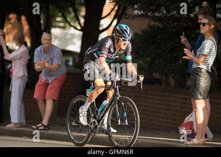 Wimbledon Hill, Londres, Royaume-Uni. Le 31 juillet 2016. La London Surrey Classic professional road Race atteint la dernière montée de la journée à Wimbledon Hill à 16 kilomètres de la ligne d'arrivée sur le centre commercial. Geraint Thomas de l'équipe Sky mène à Wimbledon. Credit : sportsimages/Alamy Live News. Banque D'Images