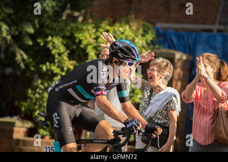 Wimbledon Hill, Londres, Royaume-Uni. Le 31 juillet 2016. La London Surrey Classic professional road Race atteint la dernière montée de la journée à Wimbledon Hill à 16 kilomètres de la ligne d'arrivée sur le centre commercial. Geraint Thomas de l'équipe Sky mène à Wimbledon. Credit : sportsimages/Alamy Live News. Banque D'Images