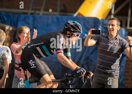 Wimbledon Hill, Londres, Royaume-Uni. Le 31 juillet 2016. La London Surrey Classic professional road Race atteint la dernière montée de la journée à Wimbledon Hill à 16 kilomètres de la ligne d'arrivée sur le centre commercial. Geraint Thomas de l'équipe Sky mène à Wimbledon. Credit : sportsimages/Alamy Live News. Banque D'Images