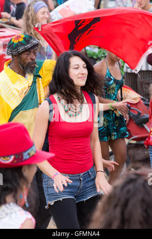 Malmesbury, Wiltshire. 29 juillet 2016. Festivaliers continuent de profiter de la dernière journée d'un long week-end de musique du monde, de l'alimentation et sur le cortège de carnaval Charlton Park dans le Wiltshire. 2016 WOMAD court à partir du 28-31 juillet et est présenté comme le parti le plus grand du monde. Wayne Farrell/Alamy Live News Banque D'Images