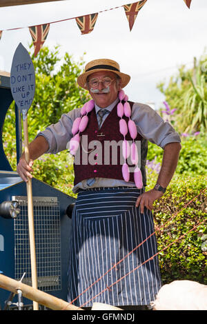 Swanage, Dorset, UK. 31 juillet, 2016. Temps ensoleillé et chaud apporte des hordes de visiteurs à Swanage pour regarder le défilé parade, dans le cadre de la semaine du Carnaval de Swanage. Le thème de cette année est des sitcoms. L'Armée de papas en ville ! Credit : Carolyn Jenkins/Alamy Live News Banque D'Images