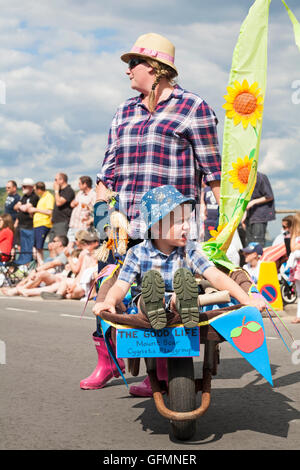 Swanage, Dorset, UK. 31 juillet, 2016. Temps ensoleillé et chaud apporte des hordes de visiteurs à Swanage pour regarder le défilé parade, dans le cadre de la semaine du Carnaval de Swanage. Le thème de cette année est des sitcoms. La bonne vie. Credit : Carolyn Jenkins/Alamy Live News Banque D'Images