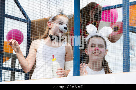 Swanage, Dorset, UK. 31 juillet, 2016. Temps ensoleillé et chaud apporte des hordes de visiteurs à Swanage pour regarder le défilé parade, dans le cadre de la semaine du Carnaval de Swanage. Le thème de cette année est des sitcoms. Toutes les créatures grandes et petites. Credit : Carolyn Jenkins/Alamy Live News Banque D'Images