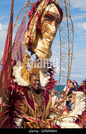 Swanage, Dorset, UK. 31 juillet, 2016. Temps ensoleillé et chaud apporte des hordes de visiteurs à Swanage pour regarder le défilé parade, dans le cadre de la semaine du Carnaval de Swanage. Le thème de cette année est des sitcoms. Credit : Carolyn Jenkins/Alamy Live News Banque D'Images