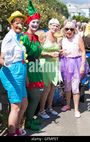 Swanage, Dorset, UK. 31 juillet, 2016. Temps ensoleillé et chaud apporte des hordes de visiteurs à Swanage pour regarder le défilé parade, dans le cadre de la semaine du Carnaval de Swanage. Le thème de cette année est des sitcoms. Credit : Carolyn Jenkins/Alamy Live News Banque D'Images