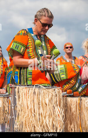 Swanage, Dorset, UK. 31 juillet, 2016. Temps ensoleillé et chaud apporte des hordes de visiteurs à Swanage pour regarder le défilé parade, dans le cadre de la semaine du Carnaval de Swanage. Le thème de cette année est des sitcoms. Credit : Carolyn Jenkins/Alamy Live News Banque D'Images