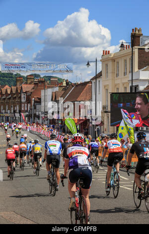 Dorking, Surrey, UK, 31 juillet 2016. Prudential RideLondon-Surrey 100. Les cavaliers passent par Dorking High Street tout en competng dans le RideLondon-Surrey 100 - 100 mile sportive amateur. À partir de l'autoroute Queen Elizabeth Olympic Park et de finition sur le Mall via Leith Hill et fort Hill dans le Surrey. Credit : Clive Jones/Alamy Live News Banque D'Images