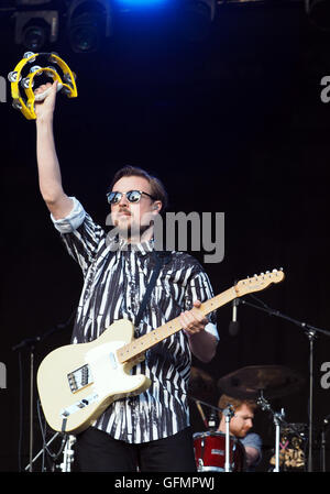 'Vincent Neff' de Django Django, produisent sur la scène du château au Camp Bestival 2016 Lulworth, Dorset, UK, Banque D'Images