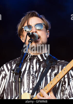 'Vincent Neff' de Django Django, produisent sur la scène du château au Camp Bestival 2016 Lulworth, Dorset, UK, Banque D'Images