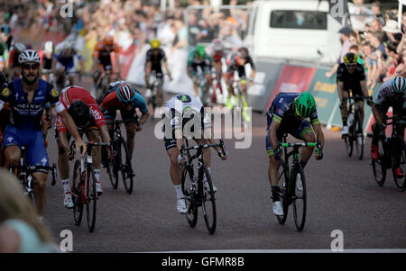 Le centre de Londres, Royaume-Uni, le 31 juillet 2016. Londres - Surrey Classic. L'avant-coureurs franchissent la ligne d'arrivée sur le centre commercial au cours de la London - Surrey Classic pro race, 150 des cyclistes pro concurrence dans le Prudential RideLondon-Surrey classique, le plus riche du monde de course d'une journée dans le cadre de la Prudential RideLondon Festival de week-end à vélo. Dimanche 31 Juillet, 2016. @ David Partridge / Alamy Live News Banque D'Images