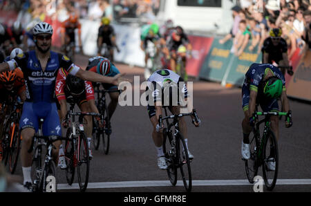 Le centre de Londres, Royaume-Uni, le 31 juillet 2016. Londres - Surrey Classic. L'avant-coureurs franchissent la ligne d'arrivée sur le centre commercial au cours de la London - Surrey Classic pro race, 150 des cyclistes pro concurrence dans le Prudential RideLondon-Surrey classique, le plus riche du monde de course d'une journée dans le cadre de la Prudential RideLondon Festival de week-end à vélo. Dimanche 31 Juillet, 2016. @ David Partridge / Alamy Live News Banque D'Images