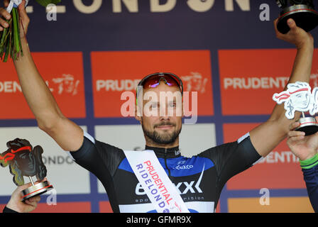 Le centre de Londres, Royaume-Uni, le 31 juillet 2016. Londres - Surrey Classic. Tom Boonen, vainqueur de l'équipe de Etixx - Quick Step sur le podium à la London - Surrey Classic pro race, 150 des cyclistes pro concurrence dans le Prudential RideLondon-Surrey classique, le plus riche du monde de course d'une journée dans le cadre de la Prudential RideLondon Festival de week-end à vélo. Dimanche 31 Juillet, 2016. @ David Partridge / Alamy Live News Banque D'Images