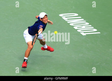 Toronto, Canada. 31 juillet, 2016. Kei Nishikori du Japon renvoie la balle contre la Serbie de Novak Djokovic lors de leur dernier match de simple masculin à la Coupe Rogers 2016 à Toronto, Canada, le 31 juillet 2016. Kei Nishikori a perdu 0-2. Credit : Zou Zheng/Xinhua/Alamy Live News Banque D'Images