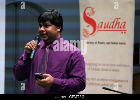 Londres,Angleterre,UK, 31 juillet 2016 : Ahmed Kaysher accueille les "Une soirée de cinéma, musique et poésie indo-iraniennes' film en cours en Iran, au Bangladesh sur les questions du droit des femmes à Wimbledon Library, London,UK. Credit : Voir Li/Alamy Live News Banque D'Images