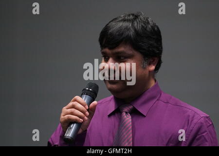 Londres,Angleterre,UK, 31 juillet 2016 : Ahmed Kaysher accueille les "Une soirée de cinéma, musique et poésie indo-iraniennes' film en cours en Iran, au Bangladesh sur les questions du droit des femmes à Wimbledon Library, London,UK. Credit : Voir Li/Alamy Live News Banque D'Images