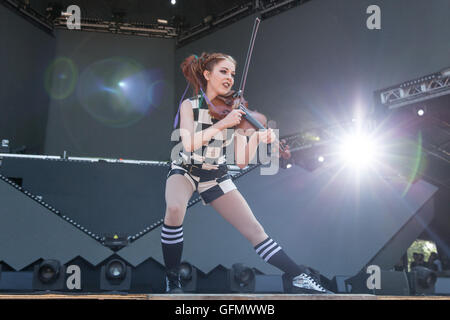 Chicago, Illinois, USA. 31 juillet, 2016. LINDSEY STIRLING effectue en direct lors du Festival de musique Lollapalooza au Grant Park de Chicago, Illinois Crédit : Daniel DeSlover/ZUMA/Alamy Fil Live News Banque D'Images