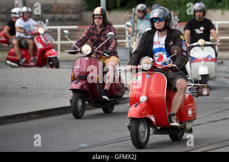 Prague, République tchèque. 30 juillet, 2016. Ouverture de deux jours de réunion internationale des propriétaires de scooters Vespa Piaggio italien a commencé par monter à Prague, République tchèque, le 30 juillet 2016. © Michal Kamaryt/CTK Photo/Alamy Live News Banque D'Images