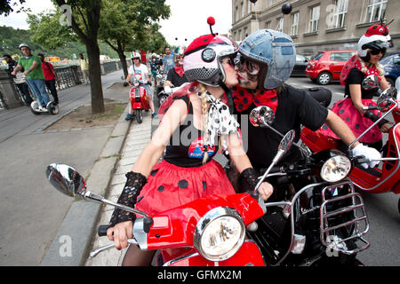 Prague, République tchèque. 30 juillet, 2016. Ouverture de deux jours de réunion internationale des propriétaires de scooters Vespa Piaggio italien a commencé par monter à Prague, République tchèque, le 30 juillet 2016. © Michal Kamaryt/CTK Photo/Alamy Live News Banque D'Images