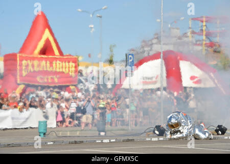 La haine, République tchèque. 30 juillet, 2016. Homme fort autrichien Franz Muellner a battu le record du monde de 20 mètres dans la résistance à l'air chaud traînée de pression d'une éolienne de près de deux mètres dans l'Excalibur City shopping centre sur la frontière tchéco-autrichien de la haine, le 30 juillet 2016. © Vaclav Salek/CTK Photo/Alamy Live News Banque D'Images