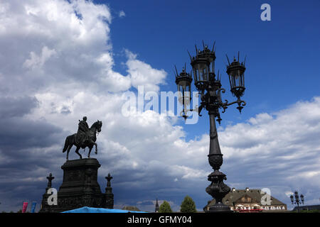 Dresde, Allemagne. 30 juillet, 2016. Le monument de Johann von Sachsen peut être vu à la place du théâtre de Dresde, Allemagne, 30 juillet 2016. PHOTO : JENS KALAENE/dpa/Alamy Live News Banque D'Images