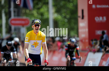 Le centre de Londres, Royaume-Uni, le 31 juillet 2016. Londres - Surrey 100. Riders descendent le centre commercial au cours de la London - Surrey 100, qui voit 26 000 cyclistes amateurs prendre sur un défi cycliste pas comme les autres par Londres et le Surrey sur une voie similaire à celle de l'Olympique de Londres 2012 courses sur route, dans le cadre de la Prudential RideLondon Festival de week-end à vélo. Dimanche 31 Juillet, 2016. @ David Partridge / Alamy Live News Banque D'Images