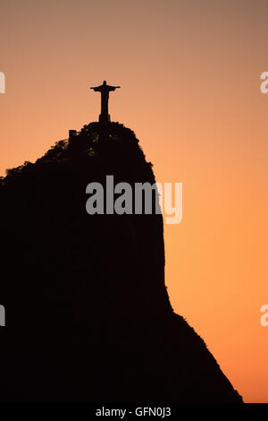 En août. 06Th Aug 2016. Le Christ Rédempteur est vu au lever du soleil, du point de vue Vista Chinesa à Rio de Janeiro, Brésil, 01 août 2016. Les Jeux Olympiques de Rio 2016 se tiendra du 05 au 21 août. Photo : Sebastian Kahnert/dpa/Alamy Live News Banque D'Images