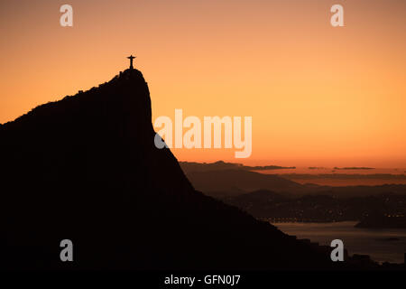 En août. 06Th Aug 2016. Le Christ Rédempteur est vu au lever du soleil, du point de vue Vista Chinesa à Rio de Janeiro, Brésil, 01 août 2016. Les Jeux Olympiques de Rio 2016 se tiendra du 05 au 21 août. Photo : Sebastian Kahnert/dpa/Alamy Live News Banque D'Images