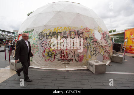 London,UK. 1er août 2016. La Bonne Chance théâtre qui a été construit et utilisé comme un auditorium par les migrants et les réfugiés dans le camp de migrants connu sous le nom de la Jungle à Calais France, s'ouvre pour une série de représentations dans le cadre du Festival de l'amour au South Bank Centre Crédit : amer ghazzal/Alamy Live News Banque D'Images