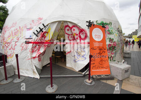 London,UK. 1er août 2016. La Bonne Chance théâtre qui a été construit et utilisé comme un auditorium par les migrants et les réfugiés dans le camp de migrants connu sous le nom de la Jungle à Calais France, s'ouvre pour une série de représentations dans le cadre du Festival de l'amour au South Bank Centre Crédit : amer ghazzal/Alamy Live News Banque D'Images