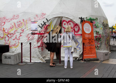 London,UK. 1er août 2016. La Bonne Chance théâtre qui a été construit et utilisé comme un auditorium par les migrants et les réfugiés dans le camp de migrants connu sous le nom de la Jungle à Calais France, s'ouvre pour une série de représentations dans le cadre du Festival de l'amour au South Bank Centre Crédit : amer ghazzal/Alamy Live News Banque D'Images