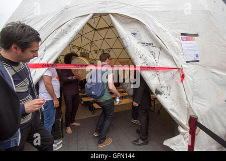 London,UK. 1er août 2016. La Bonne Chance théâtre qui a été construit et utilisé comme un auditorium par les migrants et les réfugiés dans le camp de migrants connu sous le nom de la Jungle à Calais France, s'ouvre pour une série de représentations dans le cadre du Festival de l'amour au South Bank Centre Crédit : amer ghazzal/Alamy Live News Banque D'Images