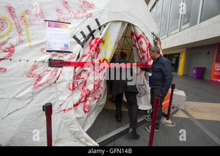 London,UK. 1er août 2016. La Bonne Chance théâtre qui a été construit et utilisé comme un auditorium par les migrants et les réfugiés dans le camp de migrants connu sous le nom de la Jungle à Calais France, s'ouvre pour une série de représentations dans le cadre du Festival de l'amour au South Bank Centre Crédit : amer ghazzal/Alamy Live News Banque D'Images