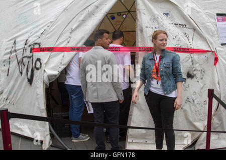 London,UK. 1er août 2016. La Bonne Chance théâtre qui a été construit et utilisé comme un auditorium par les migrants et les réfugiés dans le camp de migrants connu sous le nom de la Jungle à Calais France, s'ouvre pour une série de représentations dans le cadre du Festival de l'amour au South Bank Centre Crédit : amer ghazzal/Alamy Live News Banque D'Images