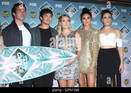 31 juillet 2016 - Inglewood, CA, United States - 31 juillet 2016 - Inglewood, Californie - Ian Harding, Tyler Blackburn, Ashley Benson, Shay Mitchell et Troian Bellisario. Teen Choice Awards 2016 qui ont eu lieu pendant le Forum. Crédit photo : AdMedia (crédit Image : © AdMedia via Zuma sur le fil) Banque D'Images