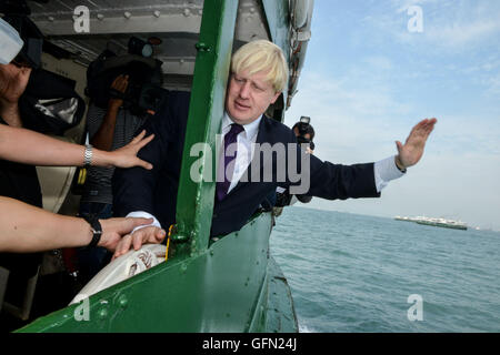 Hong Kong, Hong Kong S.A.R, la Chine. 18 Oct, 2013. Boris Johnson à Hong Kong.Le maire de Londres voyages de Wan Chai Star Ferry pour Tsim Sha Tsui. Boris est l'homme, traités par la presse locale plus enthousiastes. © Jayne Russell/ZUMA/Alamy Fil Live News Banque D'Images