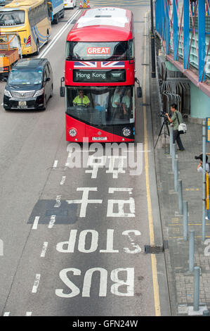 Hong Kong, Hong Kong S.A.R, la Chine. 18 Oct, 2013. Le maire de Londres Boris Johnson à Hong Kong.Le maire de Londres arrive à l'Wan Chai Star Ferry pour un voyage à Tsim Sha Tsui à cheval sur le nouveau bus de Londres. © Jayne Russell/ZUMA/Alamy Fil Live News Banque D'Images