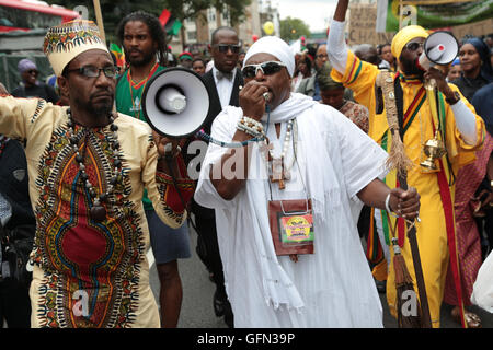 Londres, Royaume-Uni. 1er août 2016. Arrêter le Maangamizi"(African Holocaust ) des milliers de personnes avec des banderoles et des pancartes de mars à Brixton Place du Parlement pour marquer la Journée de l'émancipation et réitérer les appels pour les réparations. La Journée de l'émancipation - une fête nationale dans de nombreuses anciennes colonies britanniques dans les Caraïbes est l'anniversaire de la Loi sur l'abolition de l'esclavage de 1833, ce qui a rendu illégal l'esclavage du 28 août 1834. Credit : Thabo Jaiyesimi/Alamy Live News Banque D'Images