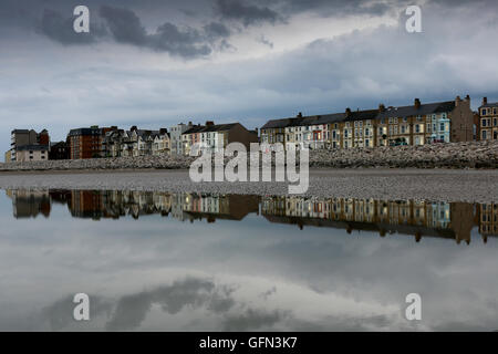 Sandylands Promenade, Morecambe, Lancashire, Royaume-Uni, 1er juillet 2016. Les maisons et appartements sur la promenade se reflètent dans l'eau retenue dans les remenants de la piscine nautique sur sandylands bec Crédit : David Billinge/Alamy Live News Banque D'Images