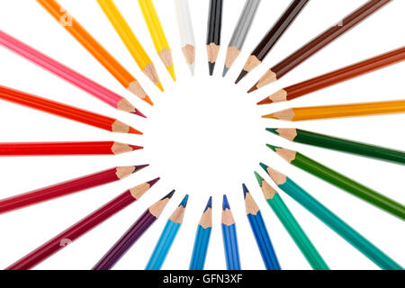 Crayons de couleur empilés dans un cercle isolé sur fond blanc Banque D'Images