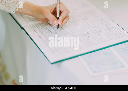 La signature de la licence de mariage mariée de mariage ou de contrat, Close up avec stylo main de femme Banque D'Images