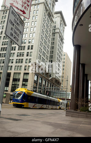 Transport en commun Métro Ligne bleue light rail transversing les entrailles de la ville entouré de gratte-ciel. Minneapolis Minnesota MN USA Banque D'Images