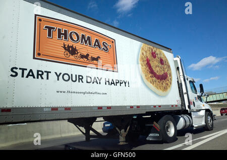 Visage souriant sur le côté de l'emoji Thomas 16 camion semi de roue avec la devise : "démarrer votre journée heureux". Minneapolis Minnesota MN USA Banque D'Images