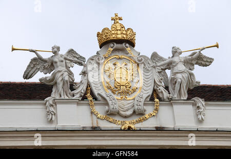 Armoiries impériales de l'empereur Habsbourg sur le Saint Michaels Aile de la Hofburg Banque D'Images