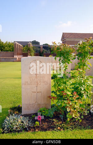 Rome, Latium, Italie. La DEUXIÈME GUERRE MONDIALE, le cimetière de guerre britannique d'Anzio. Il contient 1,056 sépultures du Commonwealth de la Seconde Guerre mondiale, 1 053 Britanniques, Canadiens, néo-zélandais et sud-africains. Le 22 janvier 1944, les Alliés ont tenté de briser la ligne Gustav : ils atterrirent derrière les lignes allemandes, face à la forte opposition de l'ennemi. L'emplacement de la seconde guerre mondiale et le cimetière de guerre britannique d'Anzio a été choisi peu après, les tombes remontent à l'époque qui a suivi le Débarquement. Banque D'Images