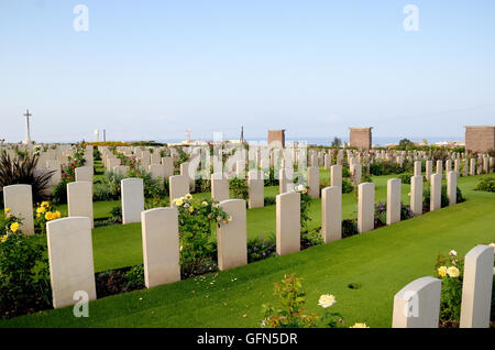 Rome, Latium, Italie. La DEUXIÈME GUERRE MONDIALE, le cimetière de guerre britannique d'Anzio. Il contient 1,056 sépultures du Commonwealth de la Seconde Guerre mondiale, 1 053 Britanniques, Canadiens, néo-zélandais et sud-africains. Le 22 janvier 1944, les Alliés ont tenté de briser la ligne Gustav : ils atterrirent derrière les lignes allemandes, face à la forte opposition de l'ennemi. L'emplacement de la seconde guerre mondiale et le cimetière de guerre britannique d'Anzio a été choisi peu après, les tombes remontent à l'époque qui a suivi le Débarquement. Banque D'Images