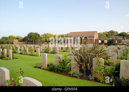 Rome, Latium, Italie. La DEUXIÈME GUERRE MONDIALE, le cimetière de guerre britannique d'Anzio. Il contient 1,056 sépultures du Commonwealth de la Seconde Guerre mondiale, 1 053 Britanniques, Canadiens, néo-zélandais et sud-africains. Le 22 janvier 1944, les Alliés ont tenté de briser la ligne Gustav : ils atterrirent derrière les lignes allemandes, face à la forte opposition de l'ennemi. L'emplacement de la seconde guerre mondiale et le cimetière de guerre britannique d'Anzio a été choisi peu après, les tombes remontent à l'époque qui a suivi le Débarquement. Banque D'Images