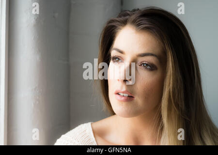 Elle womanin attrayant réfléchie 20s Banque D'Images