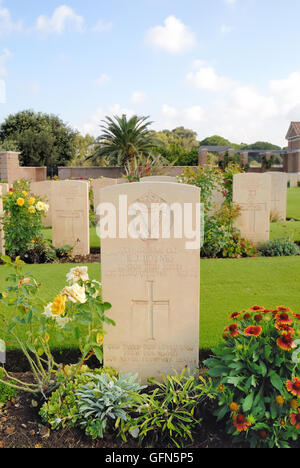 Rome, Latium, Italie. La DEUXIÈME GUERRE MONDIALE, le cimetière de guerre britannique d'Anzio. Il contient 1,056 sépultures du Commonwealth de la Seconde Guerre mondiale, 1 053 Britanniques, Canadiens, néo-zélandais et sud-africains. Le 22 janvier 1944, les Alliés ont tenté de briser la ligne Gustav : ils atterrirent derrière les lignes allemandes, face à la forte opposition de l'ennemi. L'emplacement de la seconde guerre mondiale et le cimetière de guerre britannique d'Anzio a été choisi peu après, les tombes remontent à l'époque qui a suivi le Débarquement. Banque D'Images