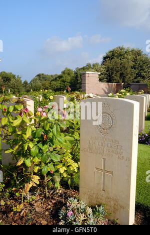 Rome, Latium, Italie. La DEUXIÈME GUERRE MONDIALE, le cimetière de guerre britannique d'Anzio. Il contient 1,056 sépultures du Commonwealth de la Seconde Guerre mondiale, 1 053 Britanniques, Canadiens, néo-zélandais et sud-africains. Le 22 janvier 1944, les Alliés ont tenté de briser la ligne Gustav : ils atterrirent derrière les lignes allemandes, face à la forte opposition de l'ennemi. L'emplacement de la seconde guerre mondiale et le cimetière de guerre britannique d'Anzio a été choisi peu après, les tombes remontent à l'époque qui a suivi le Débarquement. Banque D'Images